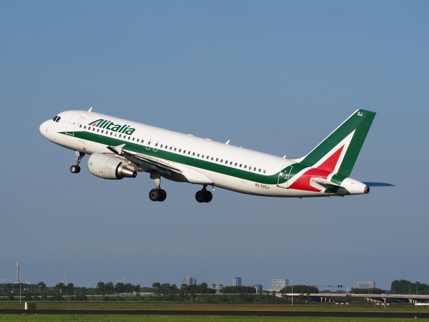 Alitalia Airbus A320-232 ERJ-EJZ Flugzeug beim Start vom Frankfurt Airport mit grünem Gras darunter, B├Ąumen und Geb├Ąuden im Hintergrund und einem klaren blauen Himmel überhaupt.