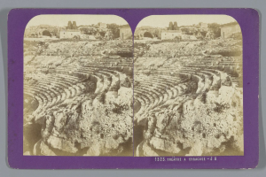 Schwarz-weiß-Stereoskopische Ansichten des antiken Amphitheaters in Syrakus, das Sitzreihen aus Stein, umgebende Gebäude, Bäume und Himmel zeigt.