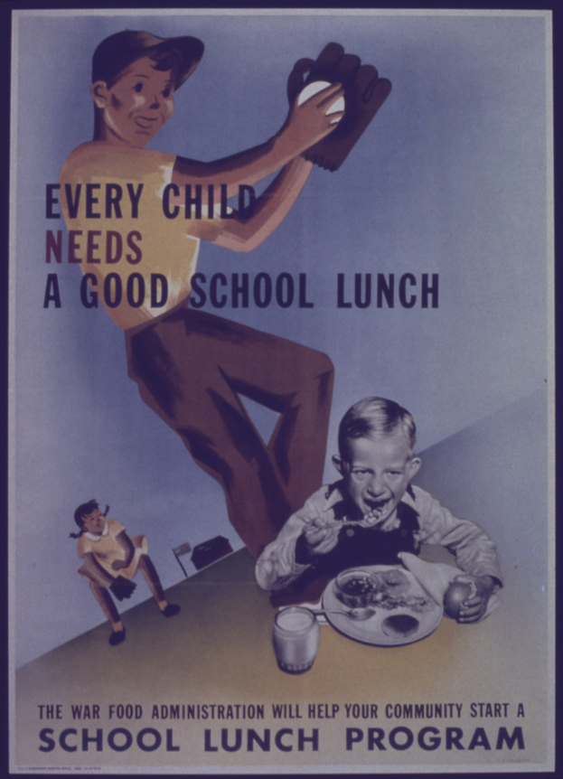Ein Plakat mit einem Jungen und einem Mädchen, die an einem Tisch mit einem Teller Essen, einem Glas und anderen Gegenständen sitzen, mit dem Text "Jedes Kind braucht ein gutes Schulessen."
