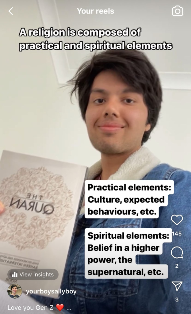 Ein Mann hält ein Buch mit dem Text "Eine Religion besteht aus praktischen und spirituellen Elementen" vor einer Wand hoch, die scheinbar auf eine Anleitung zu spirituellen Überzeugungen verweist.