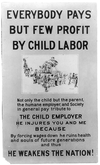 Schwarzes und weißes Plakat mit dem Text "Jeder zahlt, aber wenige profitieren von Kinderarbeit" und einer Gruppe von Menschen im Hintergrund.