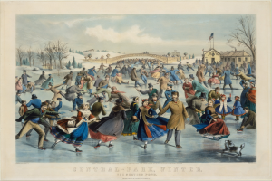 Eine Gruppe von Menschen, die auf einer Eisfläche in Central Park im Winter Schlittschuh laufen, umgeben von Bäumen und Häusern, mit einer Brücke im Hintergrund, bewölktem Himmel und einer Flagge, mit Text am unteren Bildrand.