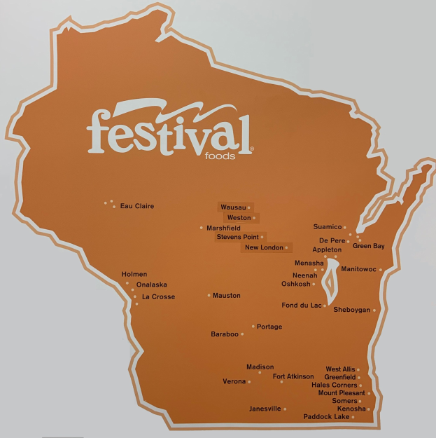 Ein leuchtendes Plakat einer Wisconsin-Karte voller farbenfroher Lebensmittel, beschriftet mit "Festival Foods."