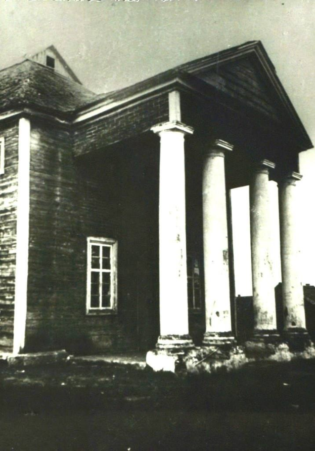 Schwarzes und weißes Foto eines alten Gebäudes mit Fenstern und Säulen, beschriftet mit "Lutheran Church", vor einem Himmel-Hintergrund.