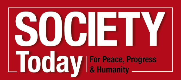 Plakat mit fettem schwarzem Text "Gesellschaft heute für Frieden, Fortschritt & Humanität" auf einem weißen Hintergrund, eingerahmt von einem gelben Rand, mit einer bunten Illustration einer Person mit ausgebreiteten Armen.